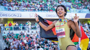 在球场上留 在球场上留